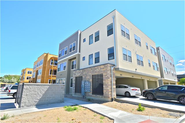 8373 Iris Lumi Ln
