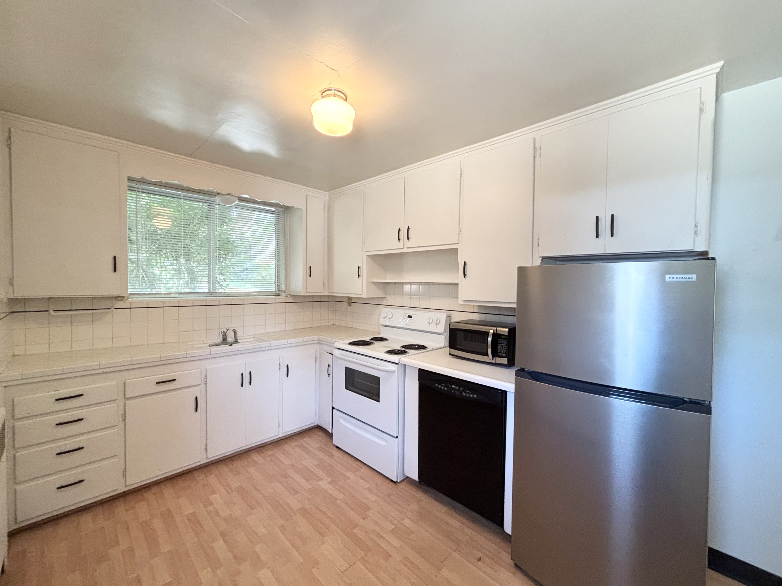 680 Elizabeth St - 4